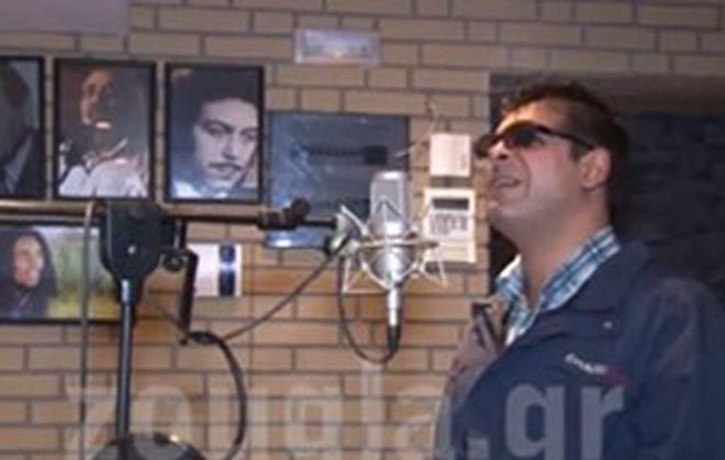 Βίντεο: Ο Σταμάτης Γονίδης έδωσε το νέο του τραγούδι στον Αντώνη του δρόμου
